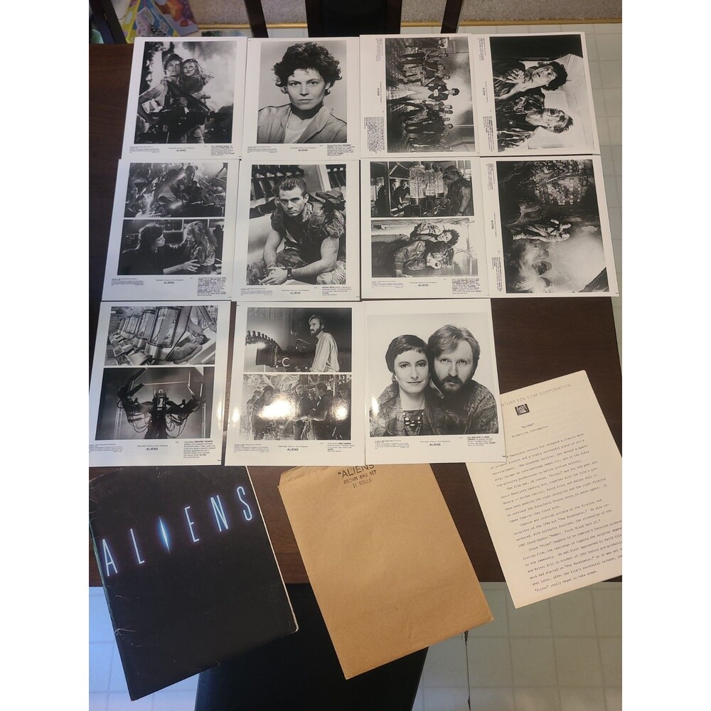 Vintage 1986 ALIENS Movie Studio Press Kit Complete 11 B&W Stills James Cameron